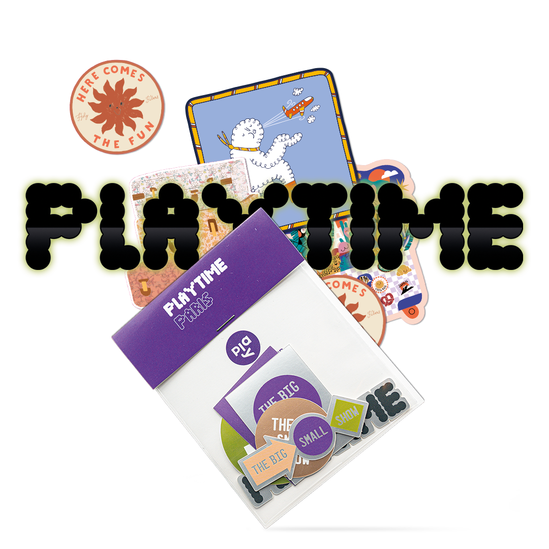 Playtime Paris -tarrapakkaus ja värikkäitä lastendesign-tarroja messuilta
