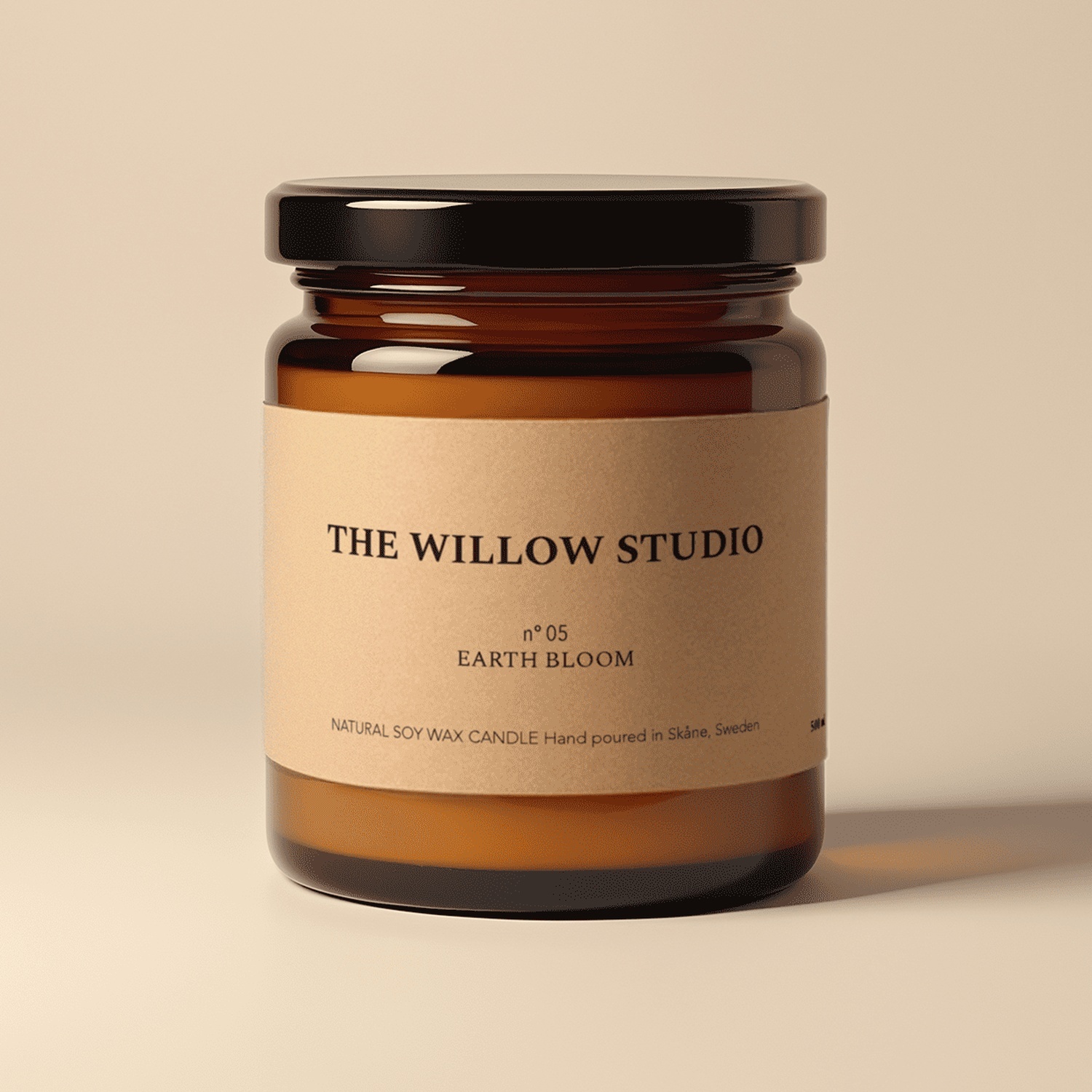 Meripihkanvärinen kynttiläpurkki, jossa voimapaperietiketti: The Willow Studion Earth Bloom -kynttilä luonnon soijavahasta