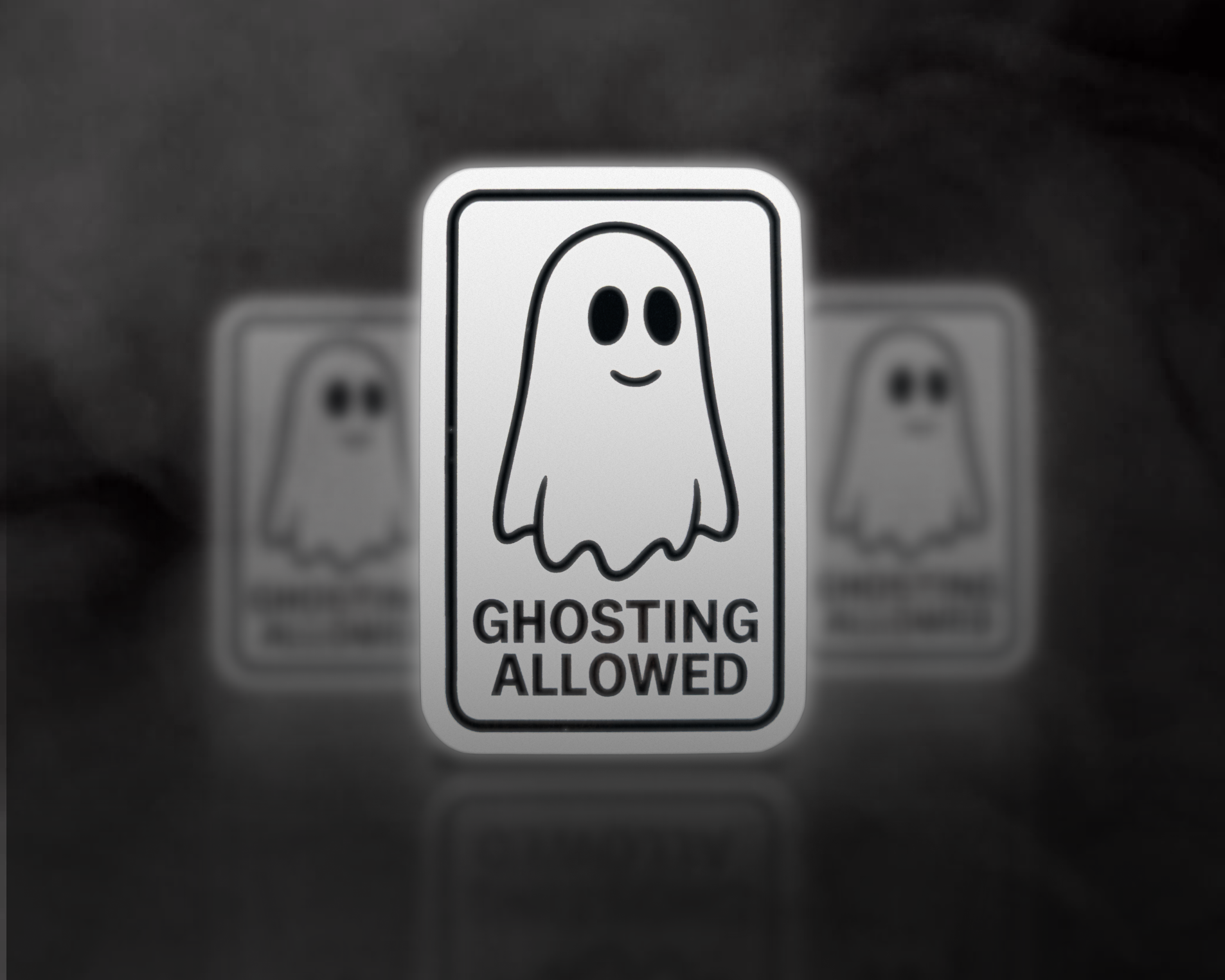 Kyltti, jossa on hymyilevä kummitus ja teksti "Ghosting Allowed", sumuisella taustalla.