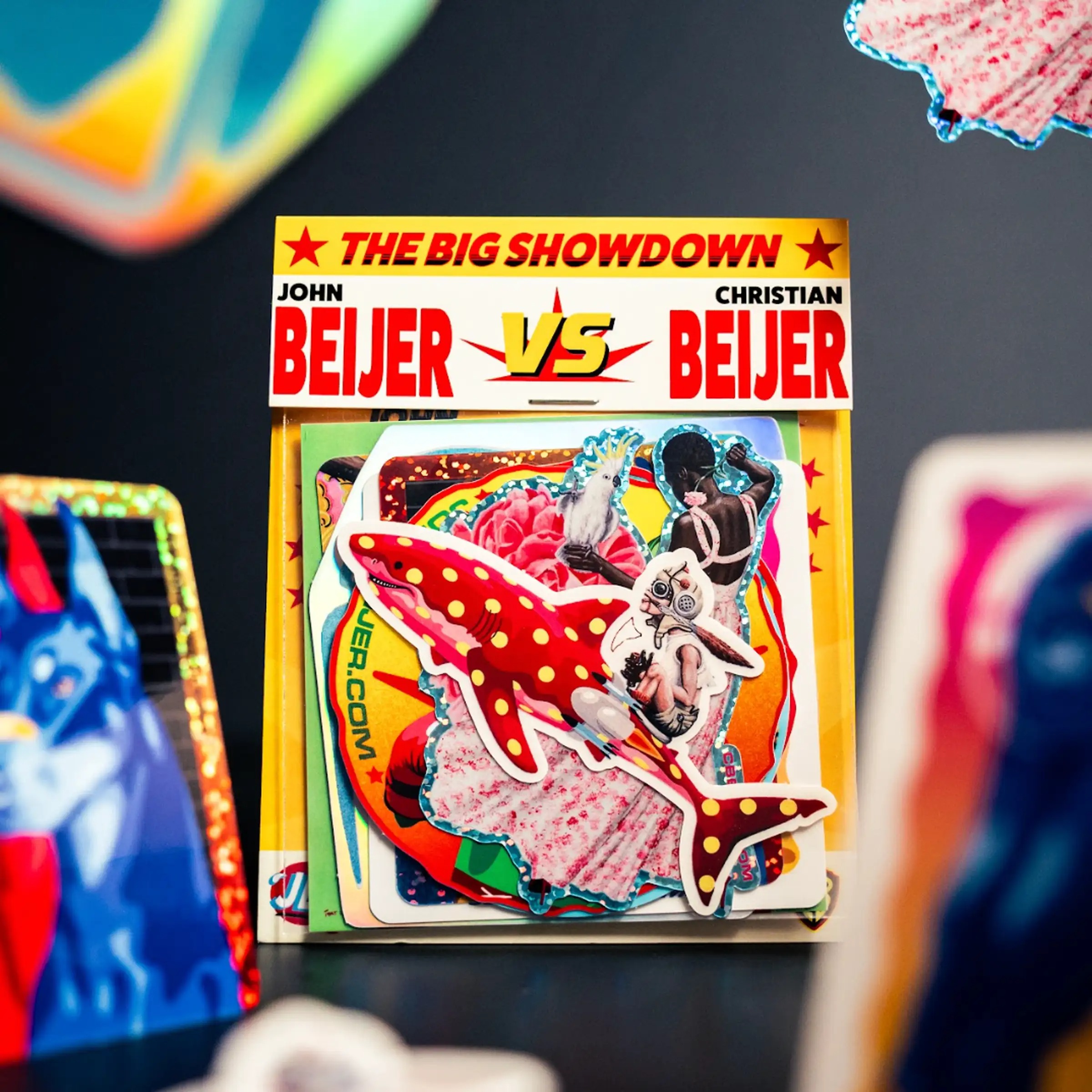 Oma "The Big Showdown" -tarrapaketti, tekijät John ja Christian Beijer, jossa on glitter- ja holografisia tarroja